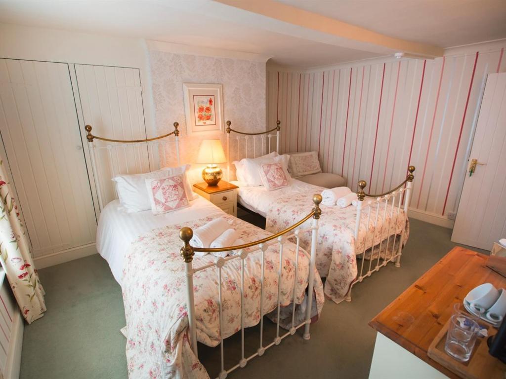 The Old Brewhouse Bed & Breakfast Сайърънсестър Екстериор снимка